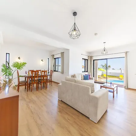 Villa In Gale Near Golden Beaches فيلة البوفيرا