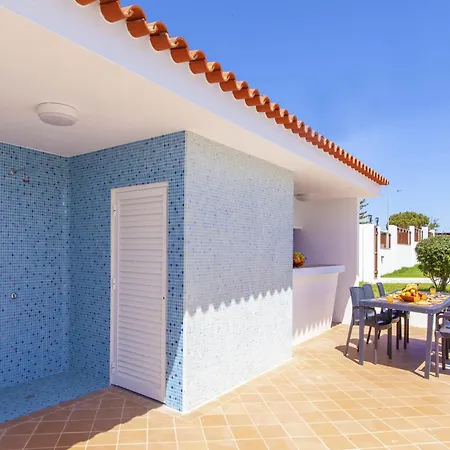Villa In Gale Near Golden Beaches البوفيرا